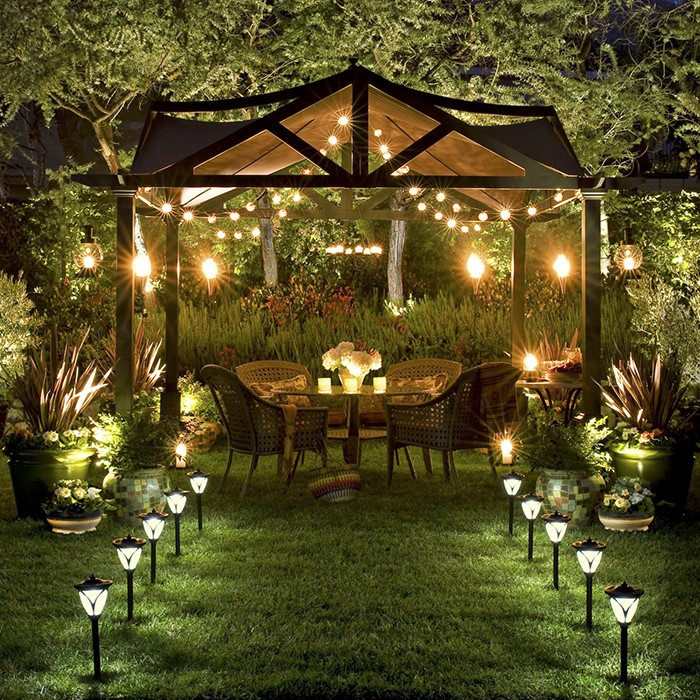 Sân vườn sẽ trở nên lung linh và đẹp hơn với đèn LED trang trí đầy màu sắc. Chất lượng của đèn LED sẽ được nâng cao, tạo ra ánh sáng tốt hơn và tiết kiệm được năng lượng. Những thiết kế độc đáo và đa dạng sẽ được tung ra, đáp ứng nhu cầu trang trí sân vườn của mọi người.