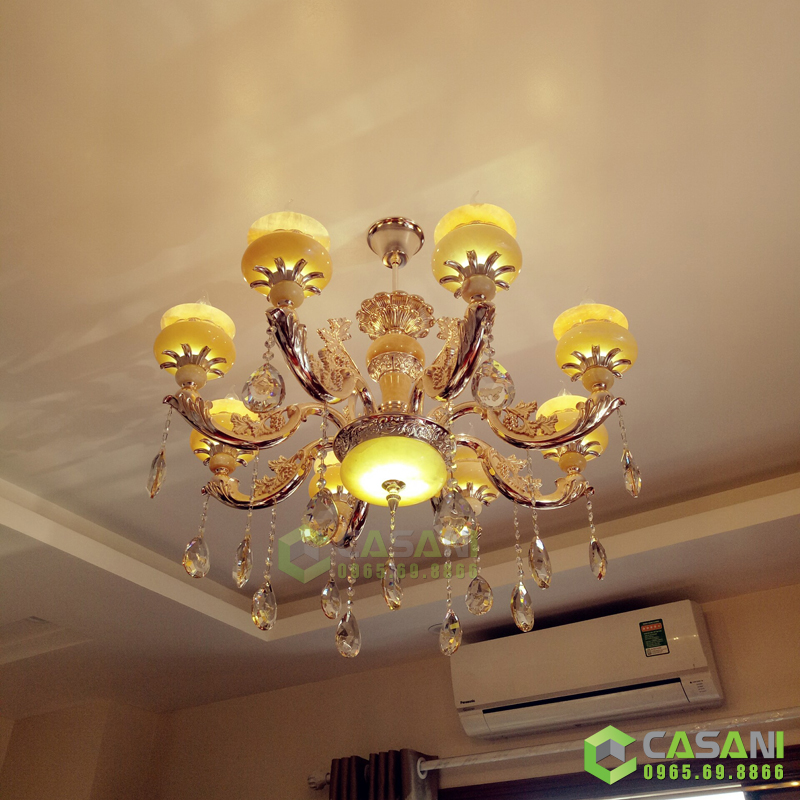 đèn chùm với màu sắc ánh sáng vàng